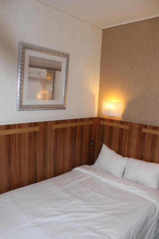 Hotel The Originals du Grand Monarque Nantes Gare - Resim 15