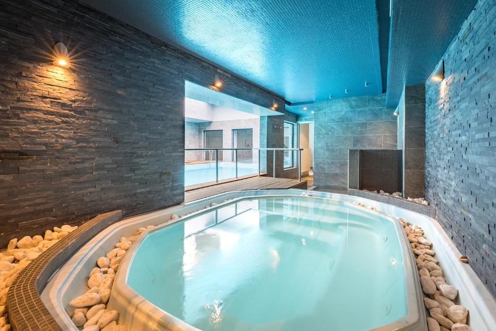 Bazén v ubytování Hotel Brise de Mer - Piscine intérieure & extérieure nebo v jeho okolí
