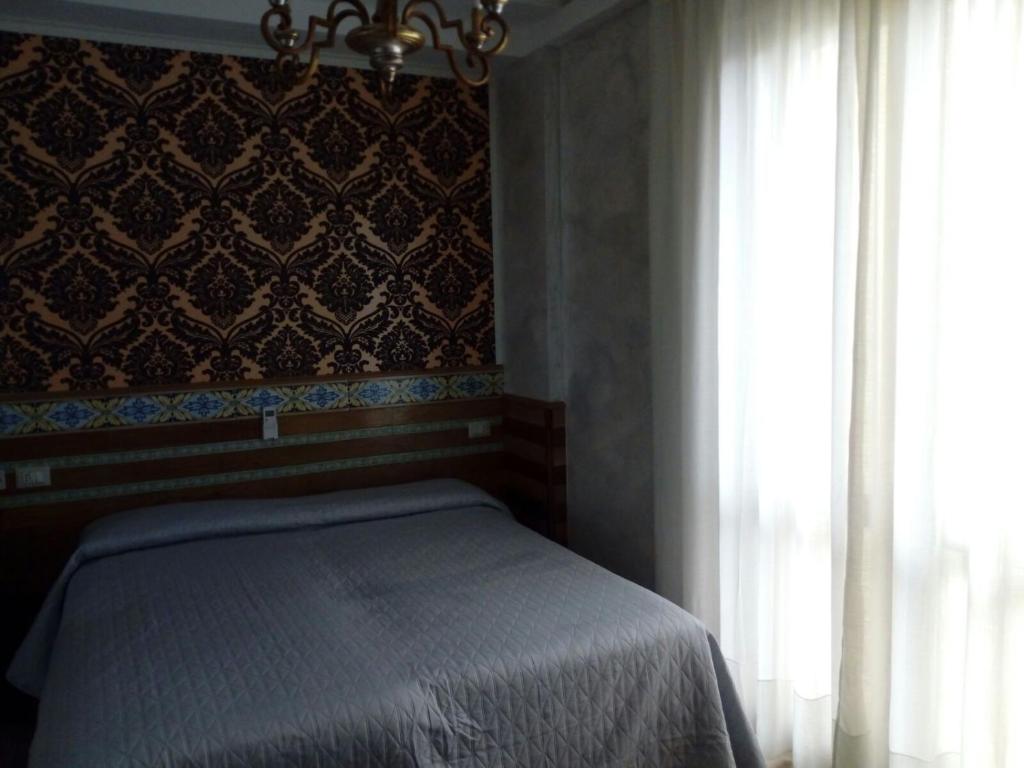 1 dormitorio con cama y ventana en B&B DA DILETTA, en Rieti