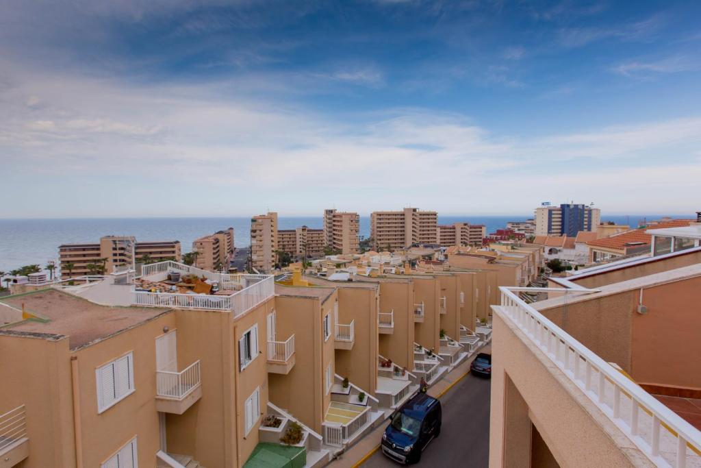 vistas a una ciudad con edificios y al océano en Villa EGO, en Torrevieja