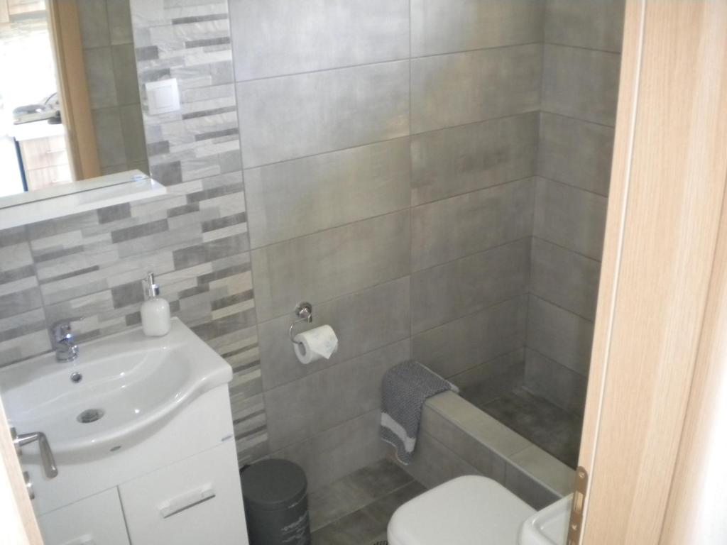 Koupelna v ubytování Nostos Apartments