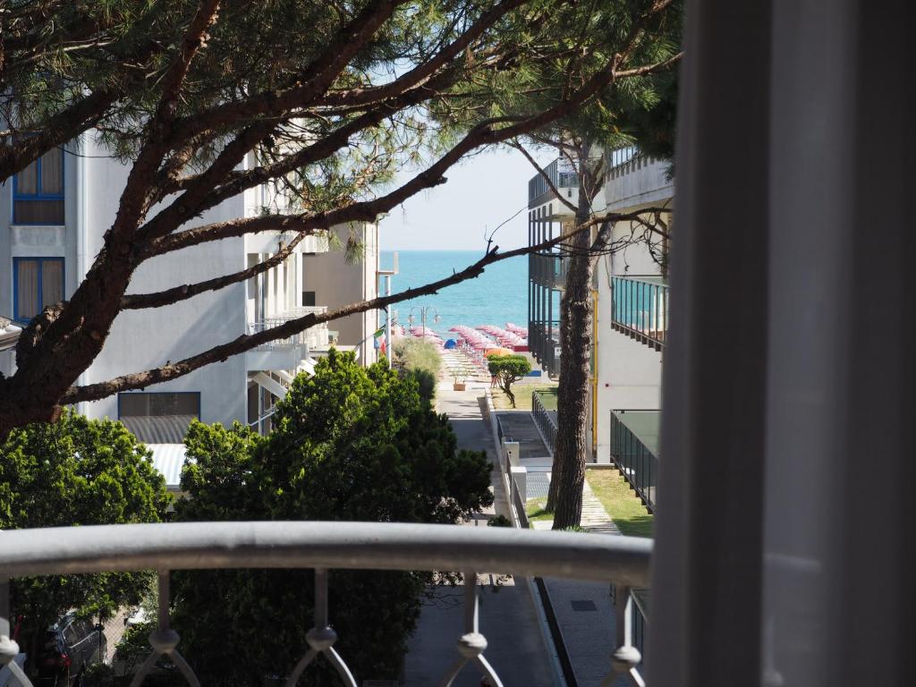 リド・ディ・イエゾロにあるFamily Apartments Residence Triesteのバルコニーから海の景色を望めます。