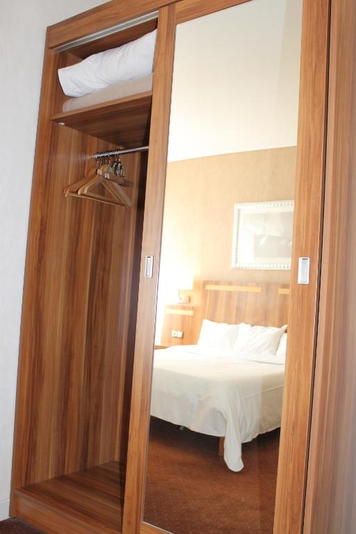 Hotel The Originals du Grand Monarque Nantes Gare - Resim 18