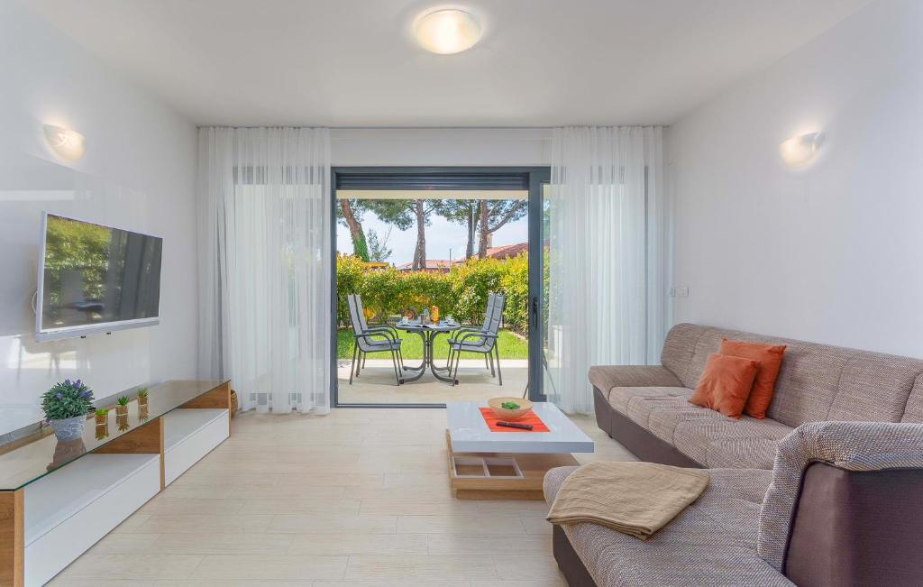 ein Wohnzimmer mit einem Sofa und einem Tisch in der Unterkunft Apartment Marina in Novigrad Istria