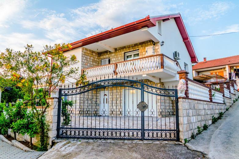 una casa con una puerta delante de ella en Sunny Apartment with swimming pool Stolac en Stolac