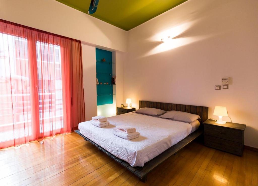 - une chambre avec un lit et 2 serviettes dans l'établissement Your home @Acropolis Museum, à Athènes