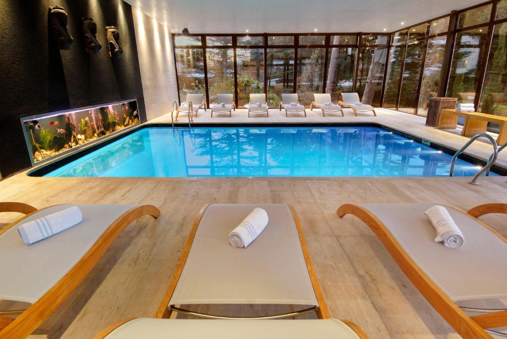uma piscina com espreguiçadeiras num hotel em Barradas Parque Hotel & Spa em Punta del Este