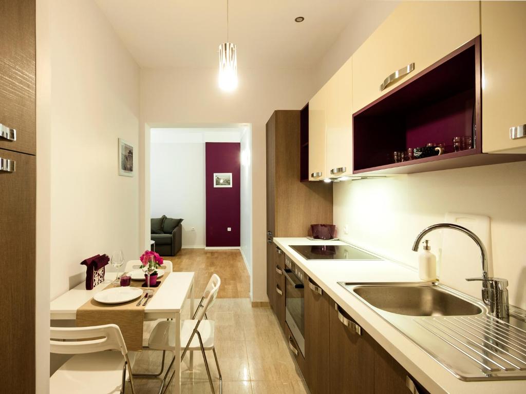 cocina con fregadero y encimera en Solunska Apartment, en Sofía