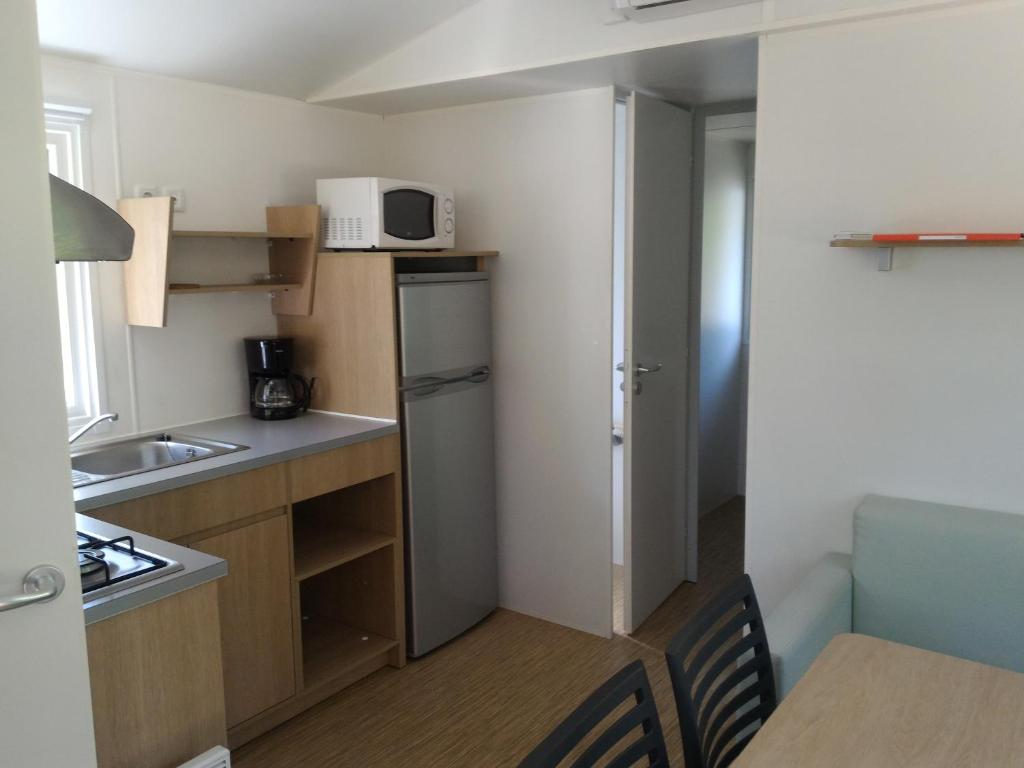 Kuchyň nebo kuchyňský kout v ubytování Camping les Sables