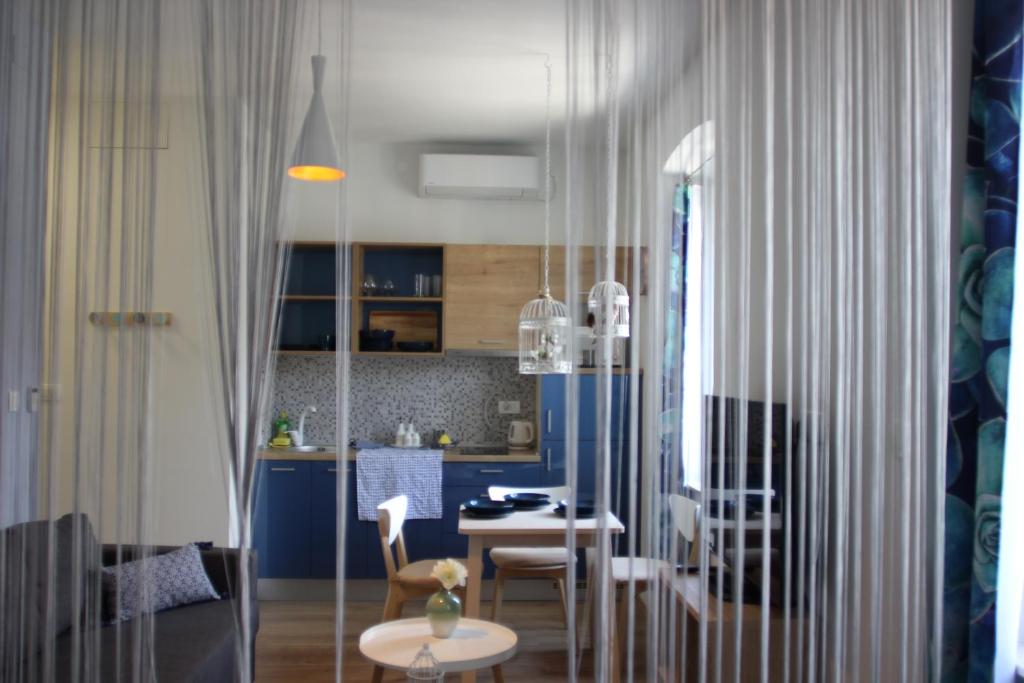 une cuisine avec une table et une salle à manger dans l'établissement Cozy apartment in center of Rijeka, à Rijeka