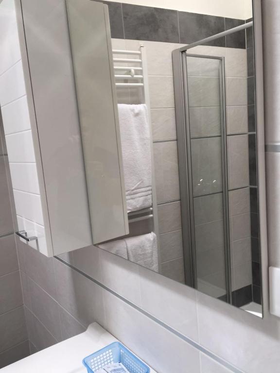 W łazience znajduje się lustro i umywalka. w obiekcie Antica Contrada Marocco w mieście Riva del Garda