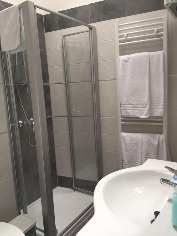 łazienka z prysznicem, toaletą i umywalką w obiekcie Antica Contrada Marocco w mieście Riva del Garda