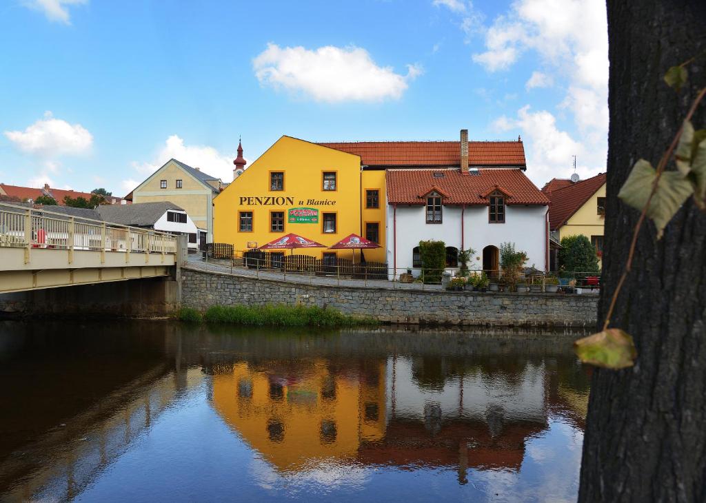 Výhled na řeku, která protéká v blízkosti penzionu