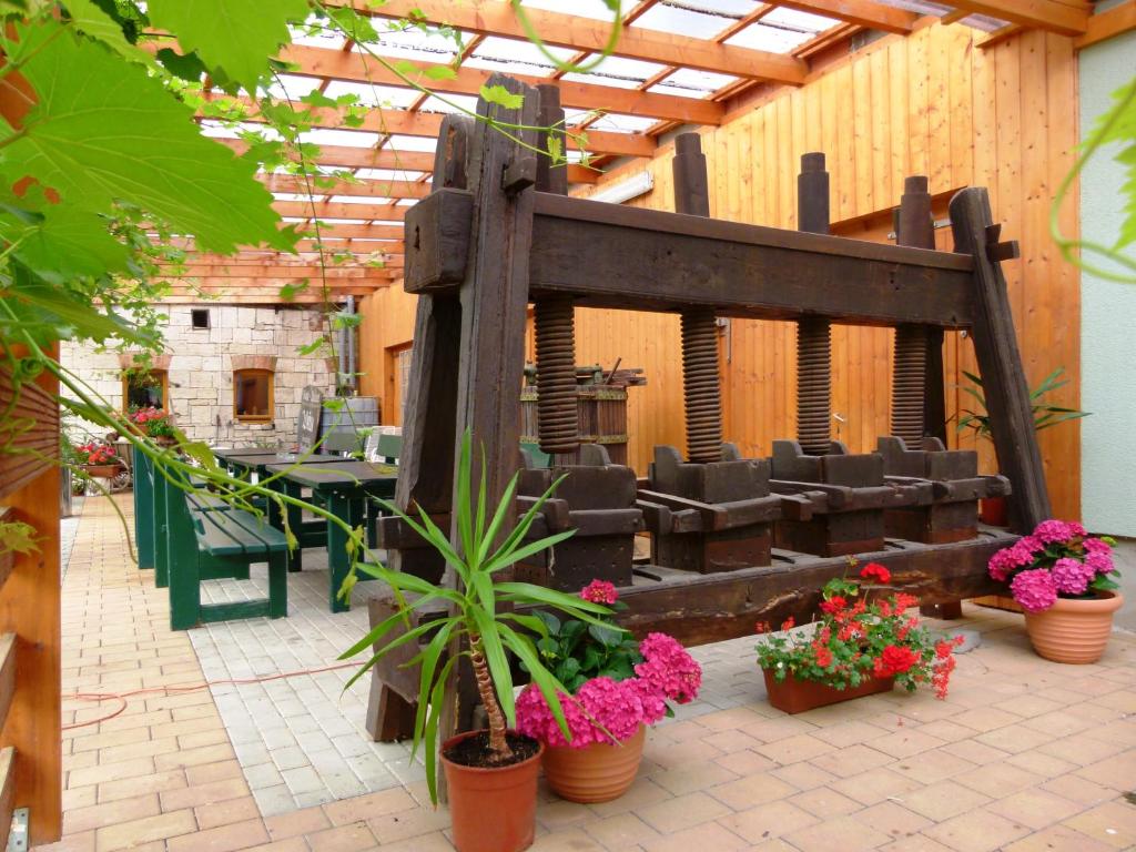 eine Terrasse mit einem Haufen Pflanzen und Blumen in der Unterkunft Pension Unstrutpromenade in Freyburg