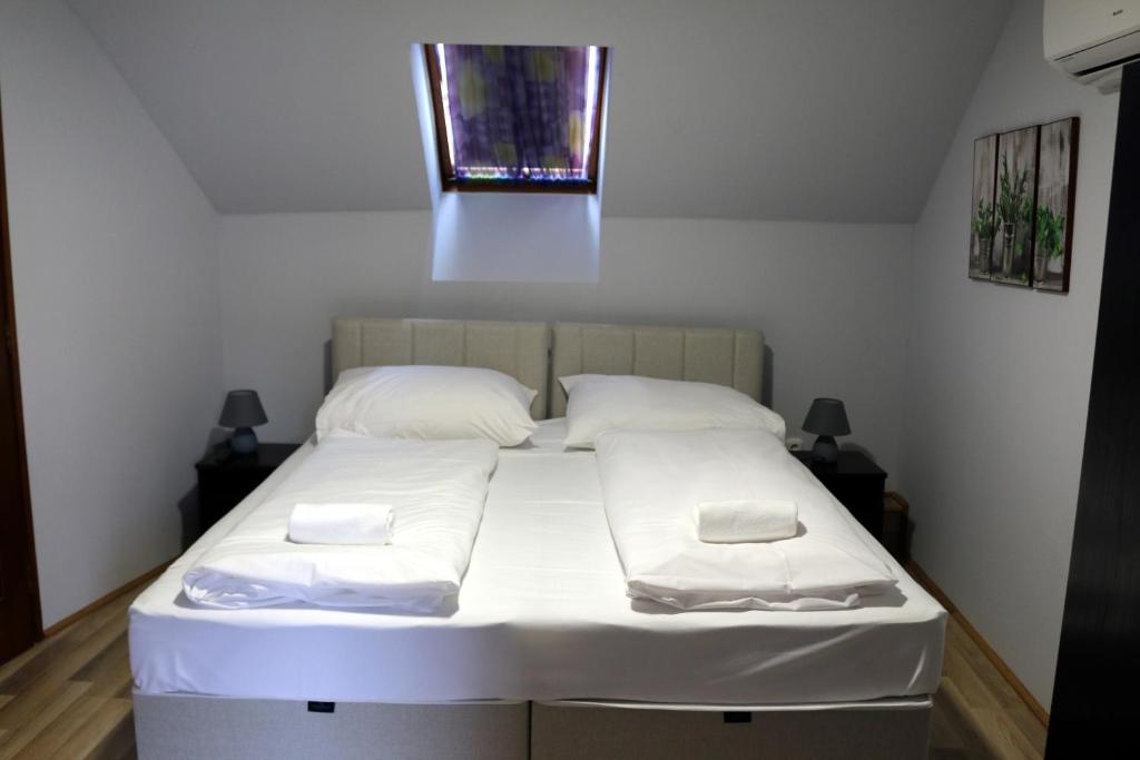 Postel nebo postele na pokoji v ubytování Sörpatika Vendégház