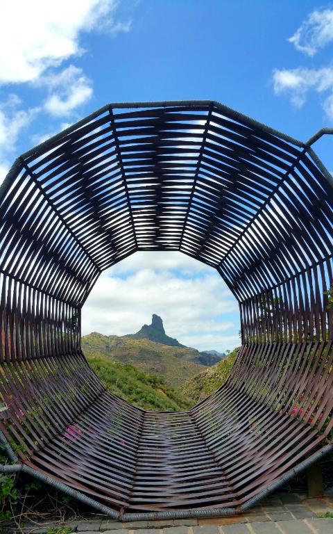 un banco de metal con vistas a la montaña en El Rinconcito de Tejeda, en Tejeda