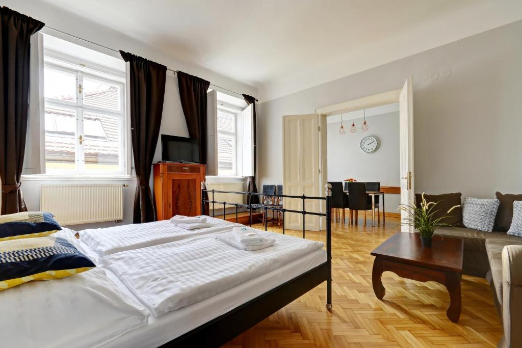 プラハにあるHistoric Centre Apartments IVのベッドルーム1室(ベッド1台付)、リビングルームが備わります。