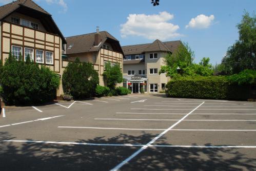 ein leerer Parkplatz vor einem Gebäude in der Unterkunft Hotel Restaurant Bullerdieck in Garbsen