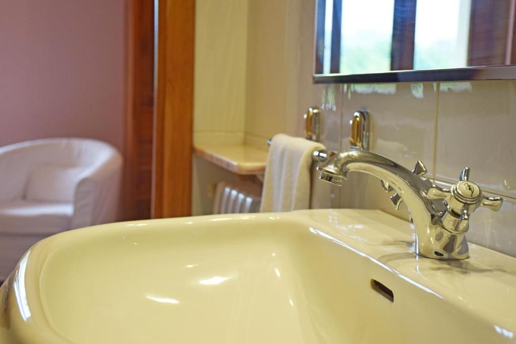 a bathroom with a sink and a mirror at Hotel Hontoria in Hontoria