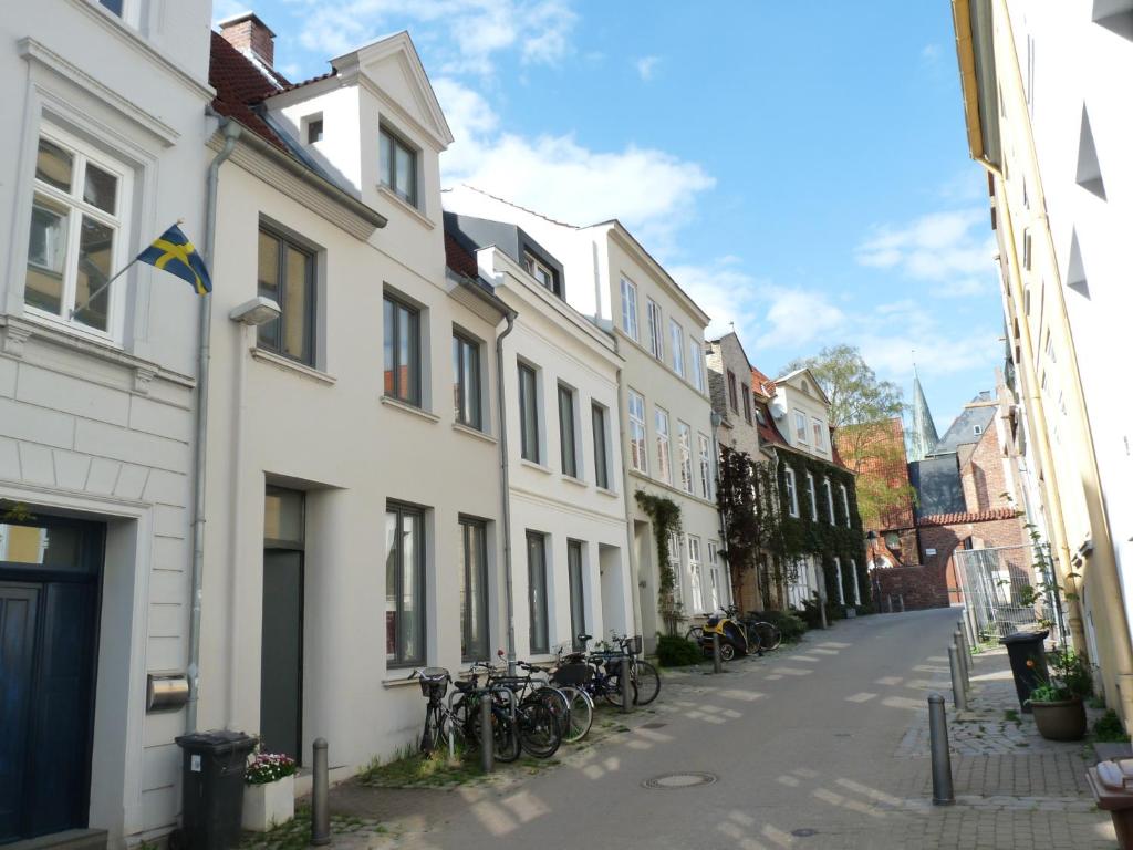 una calle con bicicletas estacionadas en los lados de los edificios en Ferienwohnung zum Burgtor en Lübeck