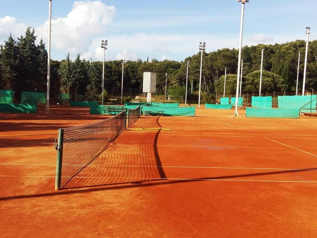 Tenis alebo squash v ubytovaní Apartment Kaya alebo jeho okolí