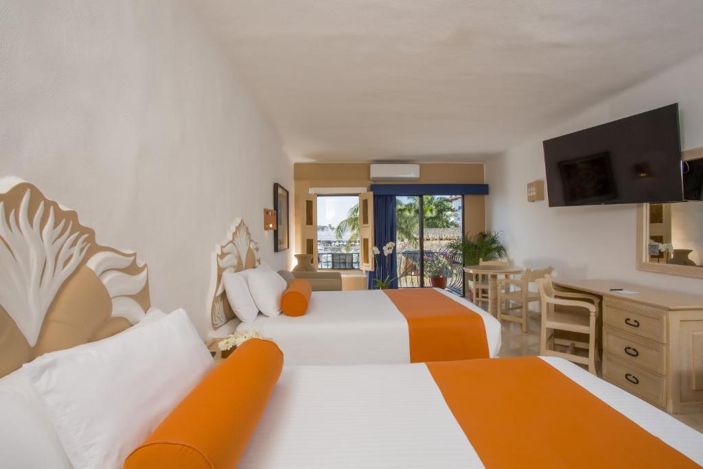 Postel nebo postele na pokoji v ubytování Flamingo Vallarta Hotel & Marina
