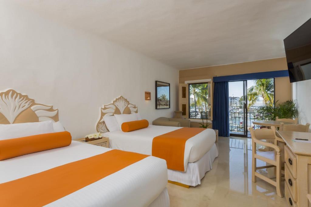 Postel nebo postele na pokoji v ubytování Flamingo Vallarta Hotel & Marina
