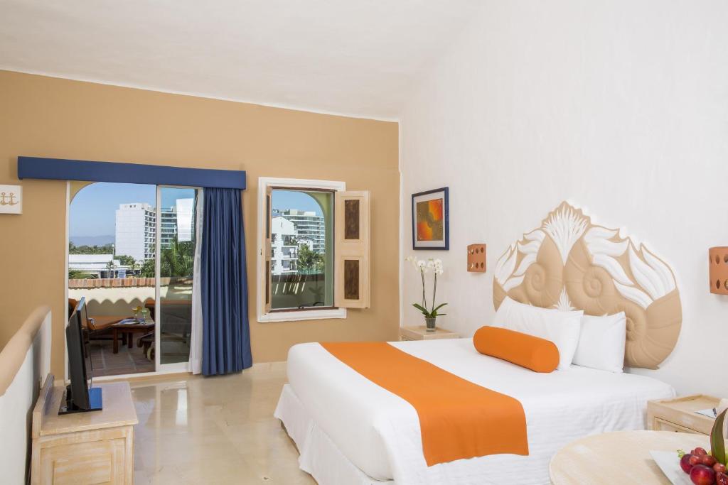 Postel nebo postele na pokoji v ubytování Flamingo Vallarta Hotel & Marina