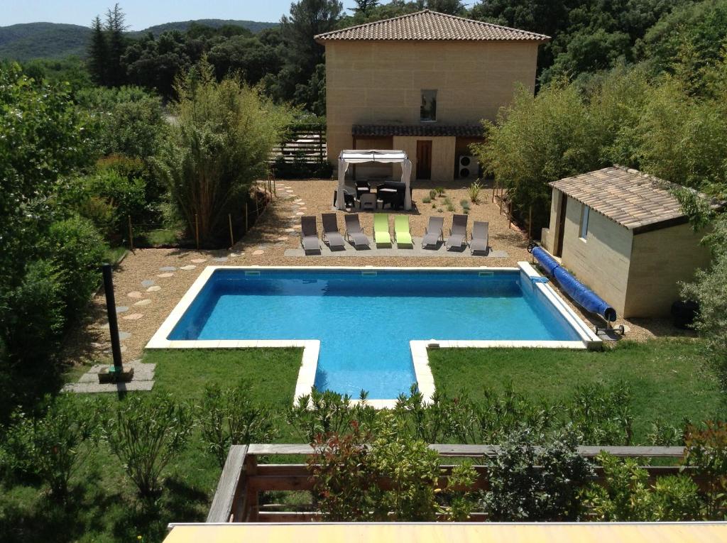 einen Pool im Hof eines Hauses in der Unterkunft Villa La Charmeuse Fleurie in Collias