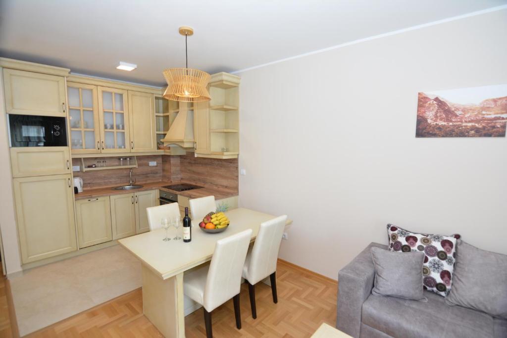 O bucătărie sau chicinetă la ROOMS & APARTMENTS DOBROTSKI DVORI