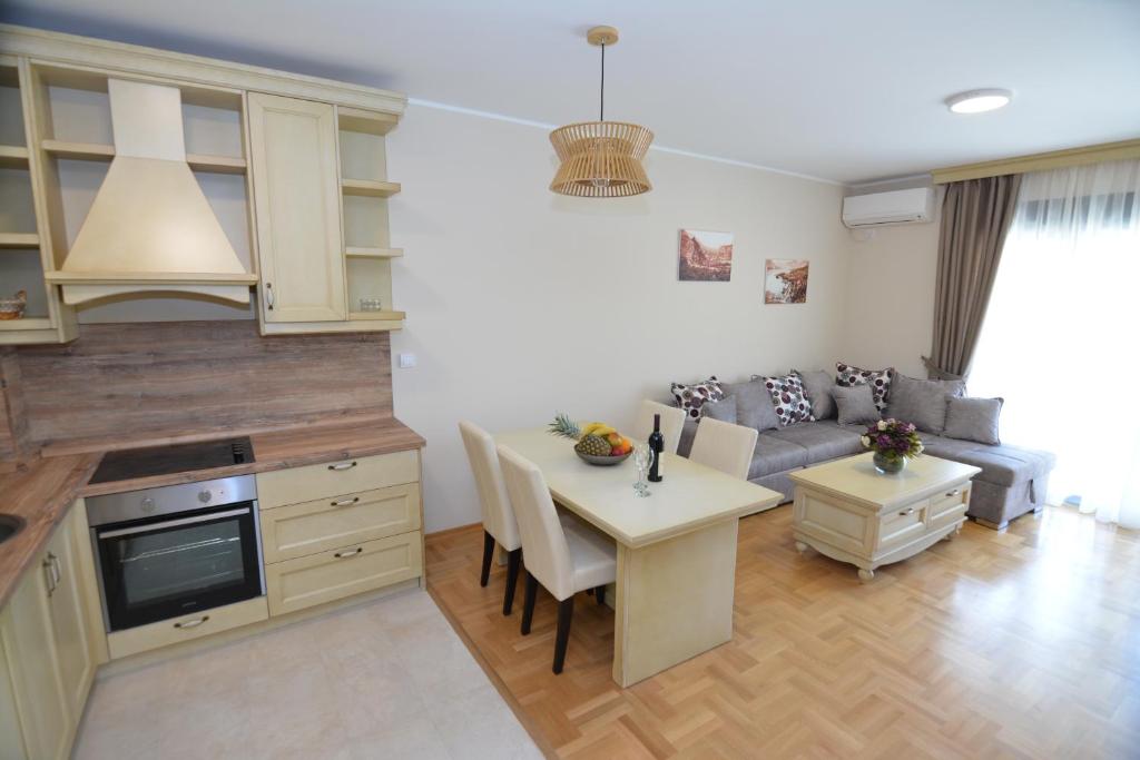 O bucătărie sau chicinetă la ROOMS & APARTMENTS DOBROTSKI DVORI