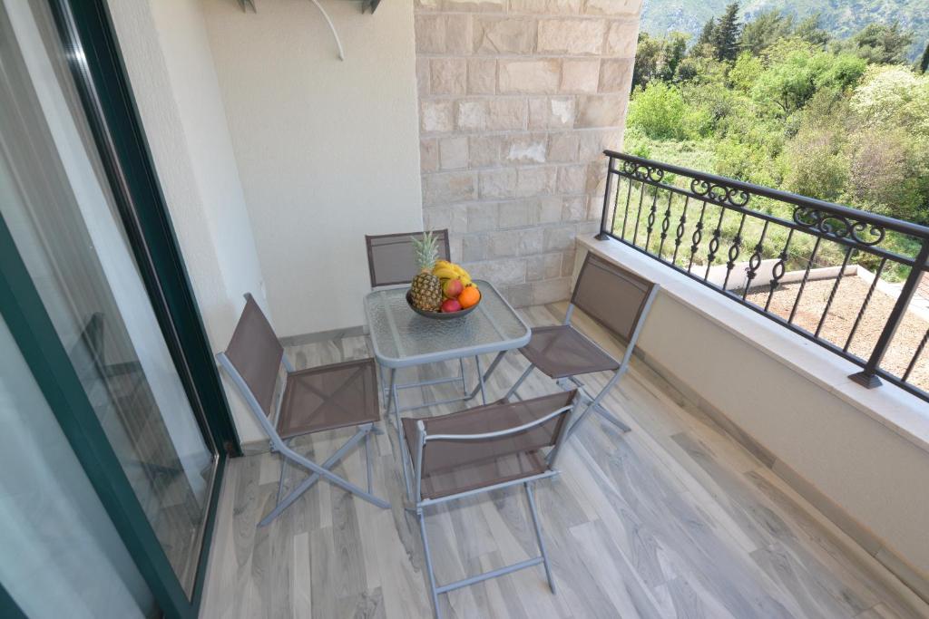 Un balcon sau o terasă la ROOMS & APARTMENTS DOBROTSKI DVORI