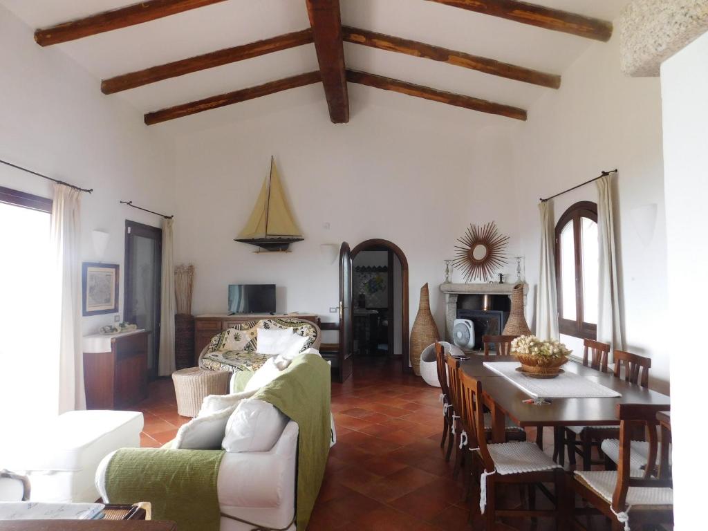 sala de estar con sofá y mesa en la casa della tartaruga en San Pantaleo