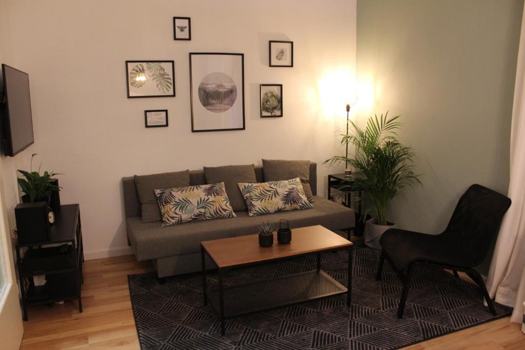 sala de estar con sofá y mesa en City Apartment Schladming, en Schladming