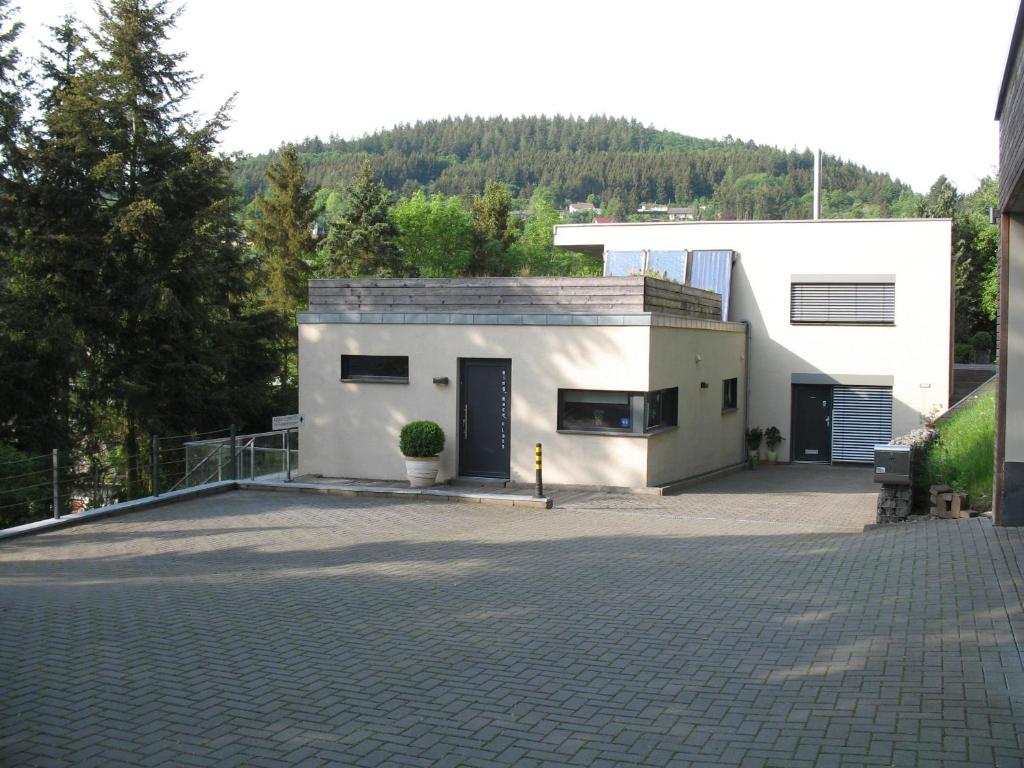 una casa blanca con una entrada delante de ella en RING-RACE-FLATS Appartements, en Adenau