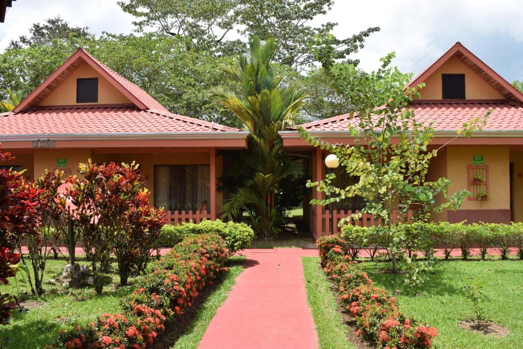una casa con un camino enfrente en Hotel y Restaurante Las Tablitas, en Alajuela