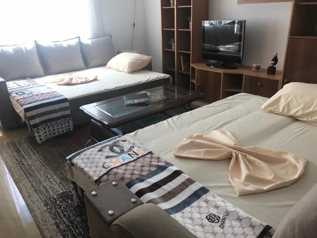 Uma cama ou camas num quarto em Sixth Apartment