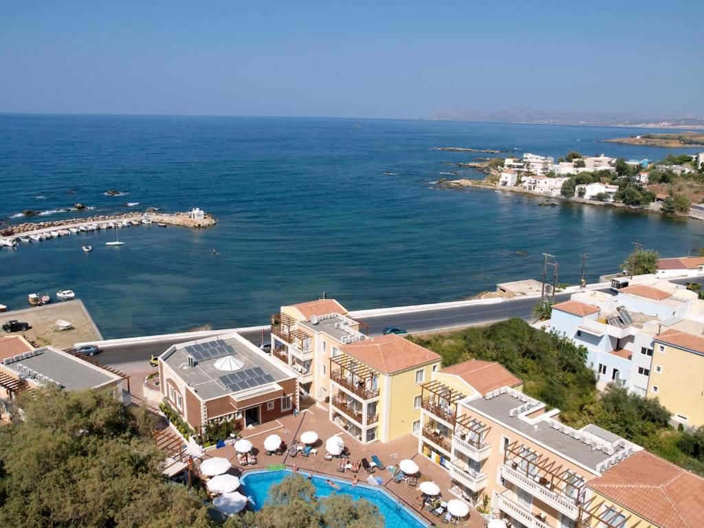 widok ośrodka wypoczynkowego i oceanu z lotu ptaka w obiekcie Porto Kalamaki Hotel w mieście Kalamaki