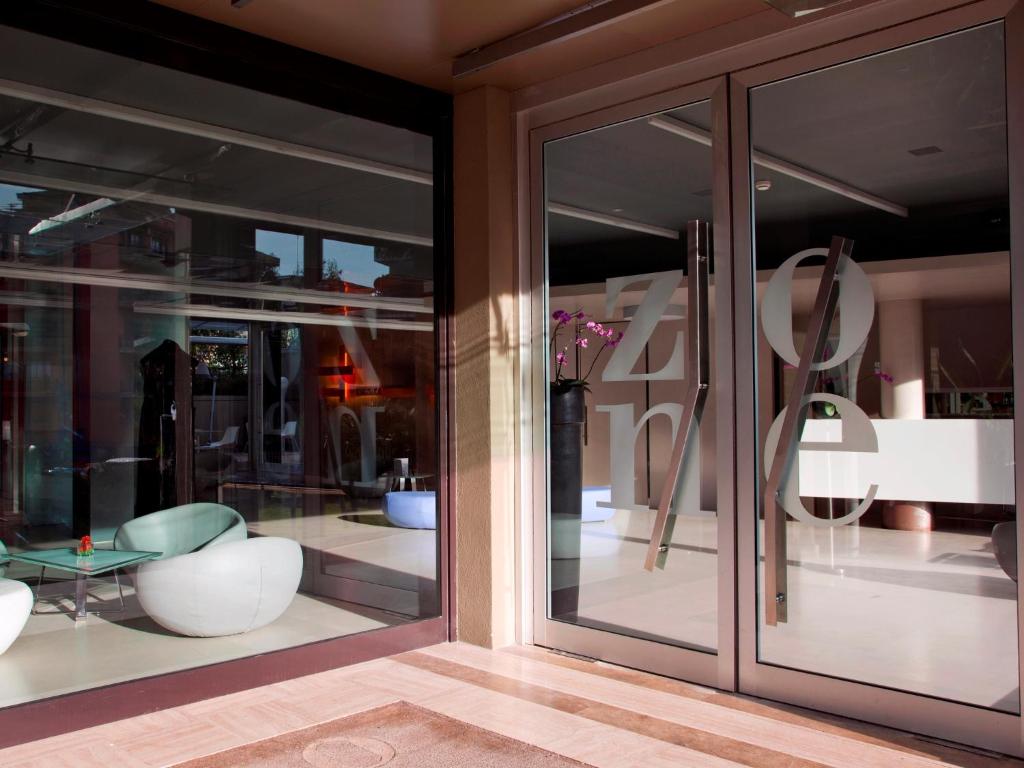 Hotel Zone - Resim 15