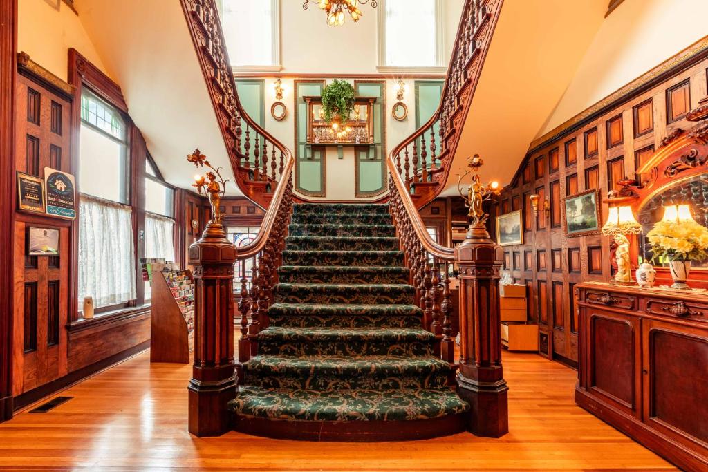 uma escada em espiral numa casa com uma escada em Amethyst Inn em Victoria