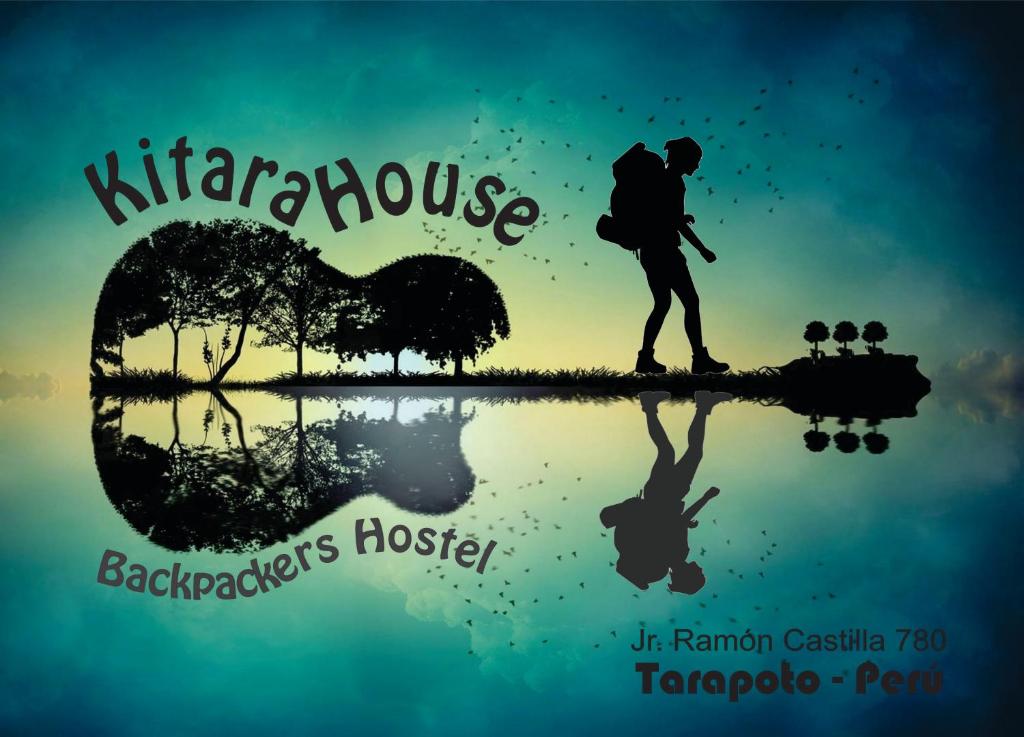 塔拉波托的住宿－Backpacker Kitara House，背着背包在湖边滑板上行走的人