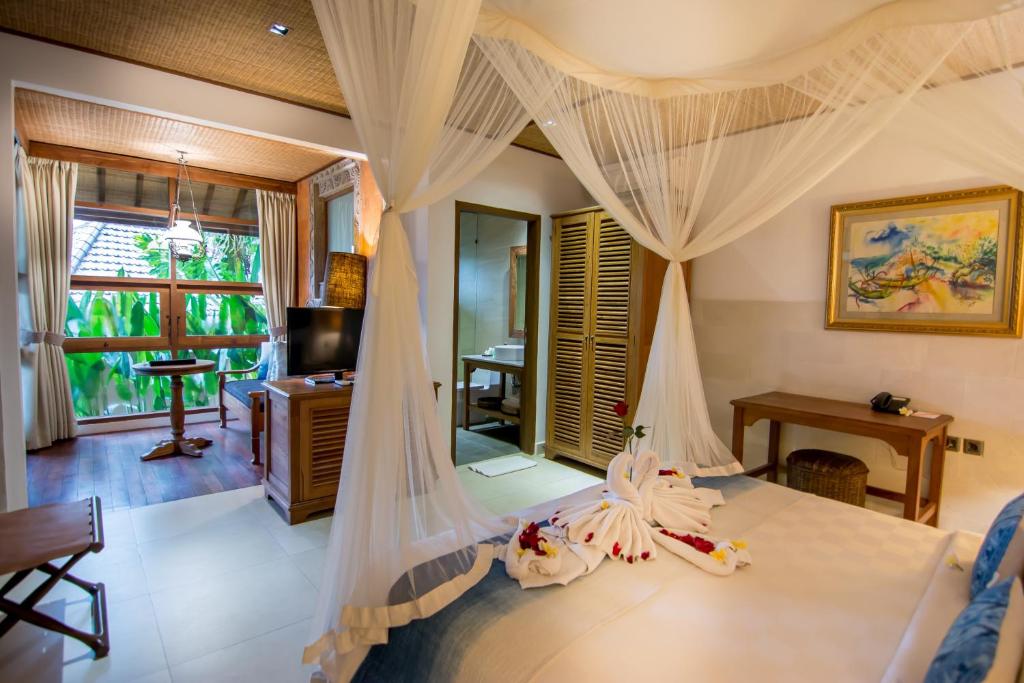 Postel nebo postele na pokoji v ubytování Ulun Ubud Resort - CHSE Certified