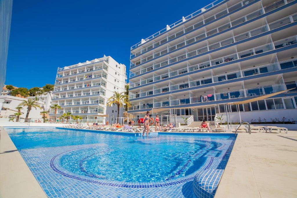 サンタ・ポンサにあるPierre&Vacances Mallorca Deyaのホテル正面のスイミングプール
