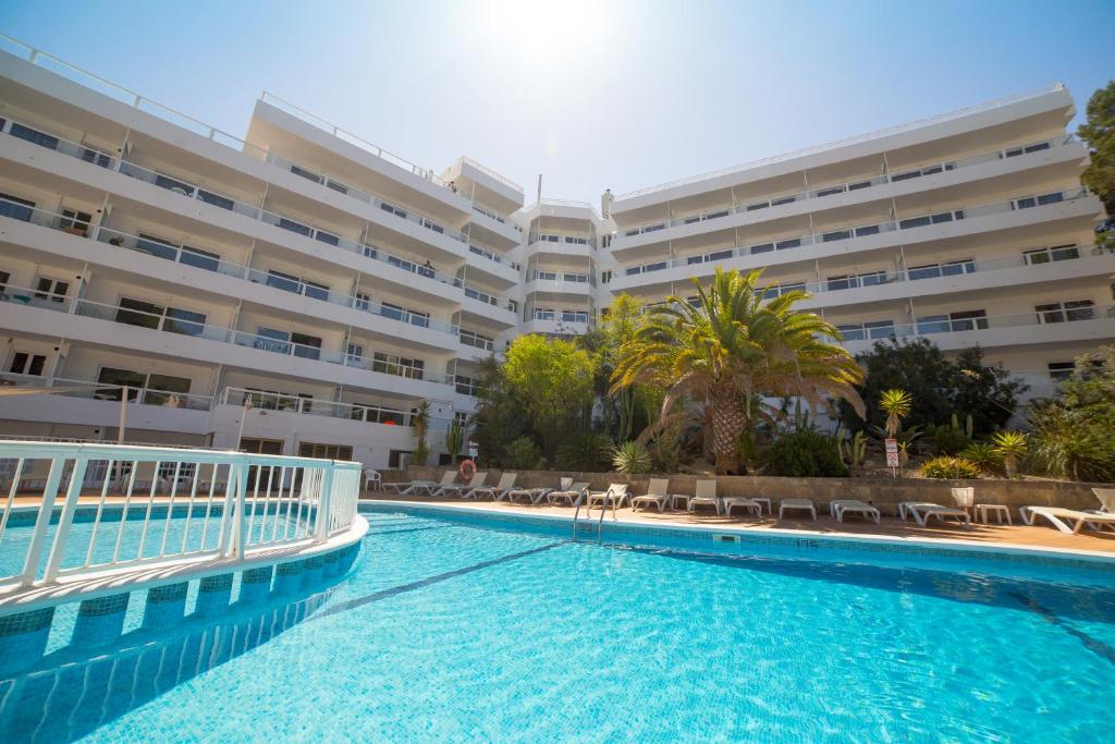 una piscina frente a un edificio en Pierre&Vacances Mallorca Portofino, en Santa Ponsa