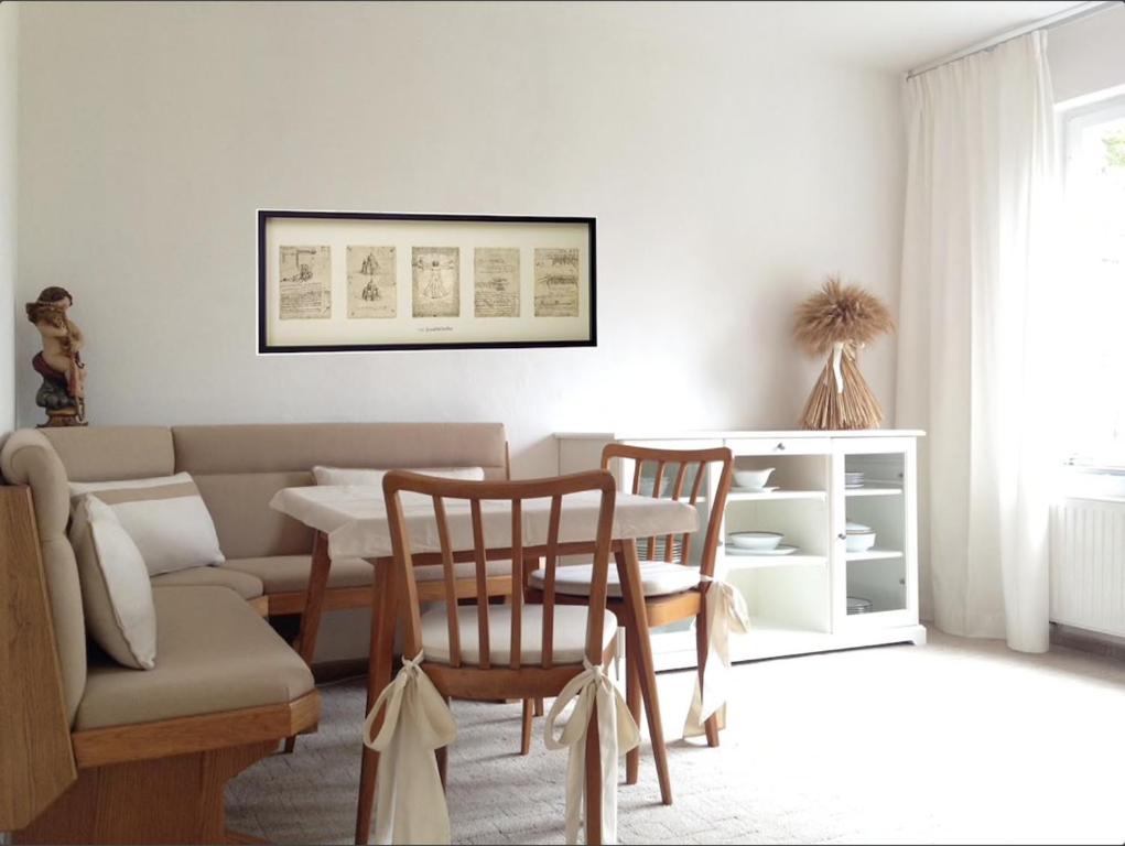 ファアーク・アム・ゼーにあるSonnhügel Apartments - Ferienwohnungenのリビングルーム(ソファ、テーブル、椅子付)