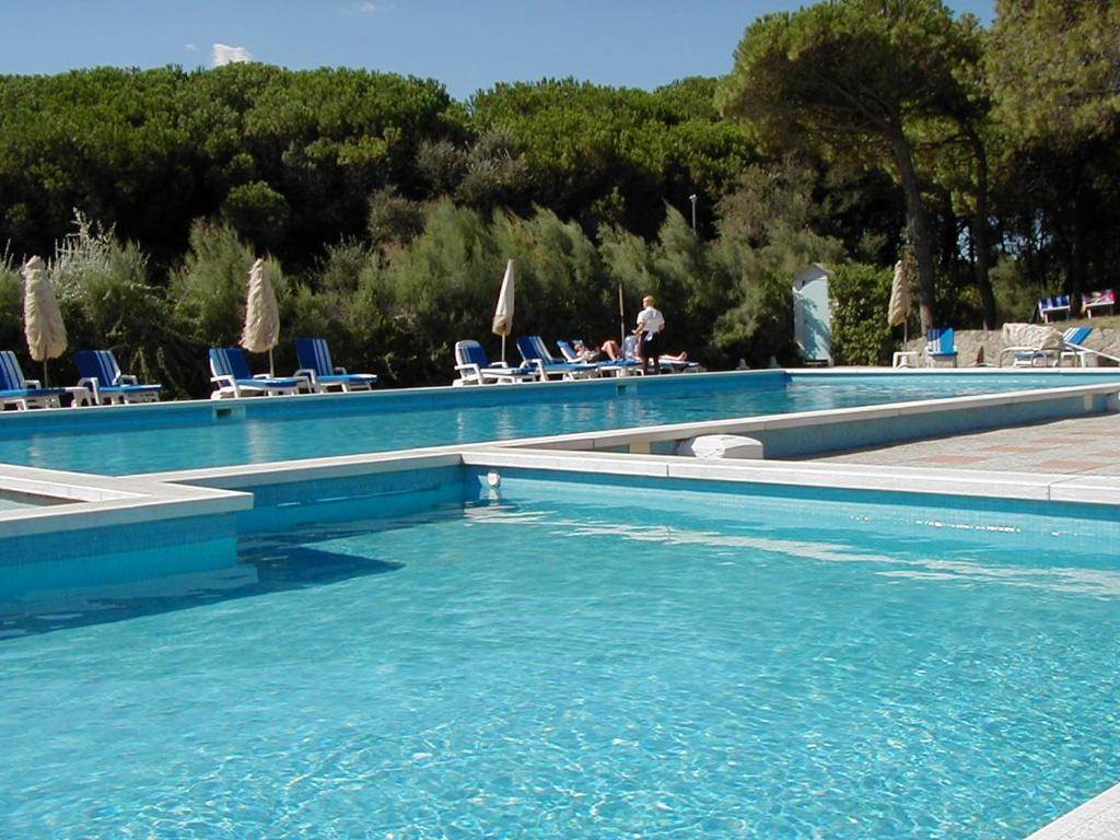Bazén v ubytování Hotel Beau Rivage Pineta nebo v jeho okolí