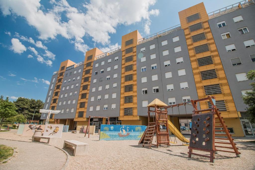 Basen w obiekcie Apartment Montesa Zadar with free parking and balcony lub w pobliżu