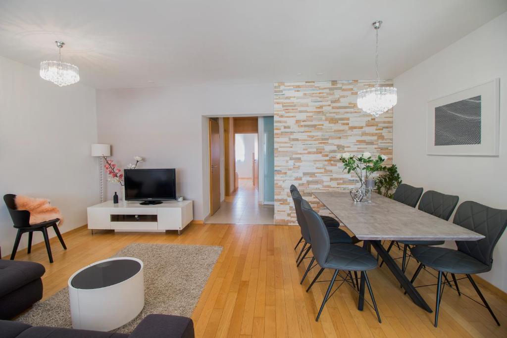 Telewizja i/lub zestaw kina domowego w obiekcie Apartment Montesa Zadar with free parking and balcony