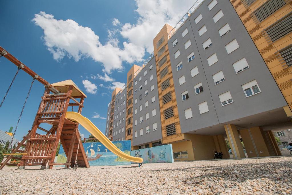 Plac zabaw dla dzieci w obiekcie Apartment Montesa Zadar with free parking and balcony