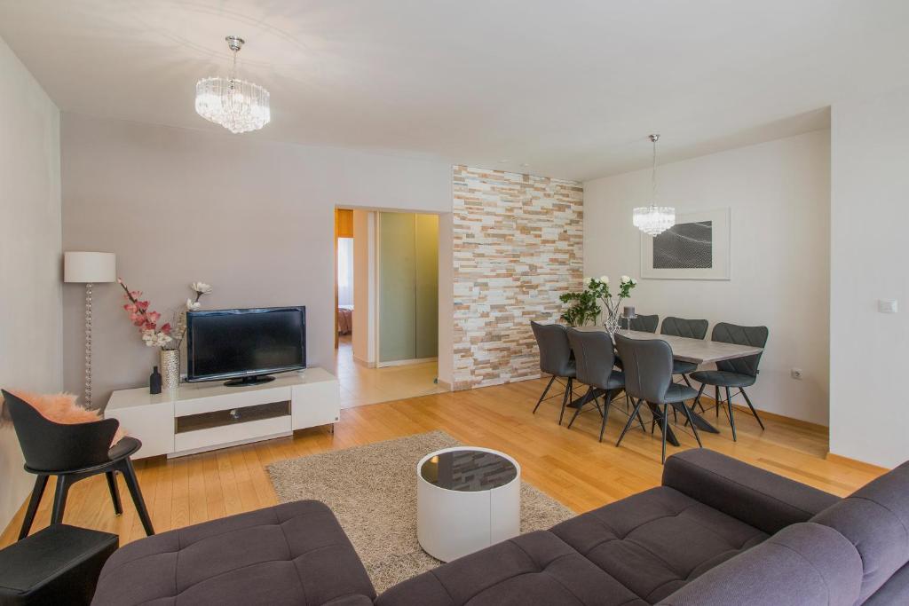 Telewizja i/lub zestaw kina domowego w obiekcie Apartment Montesa Zadar with free parking and balcony